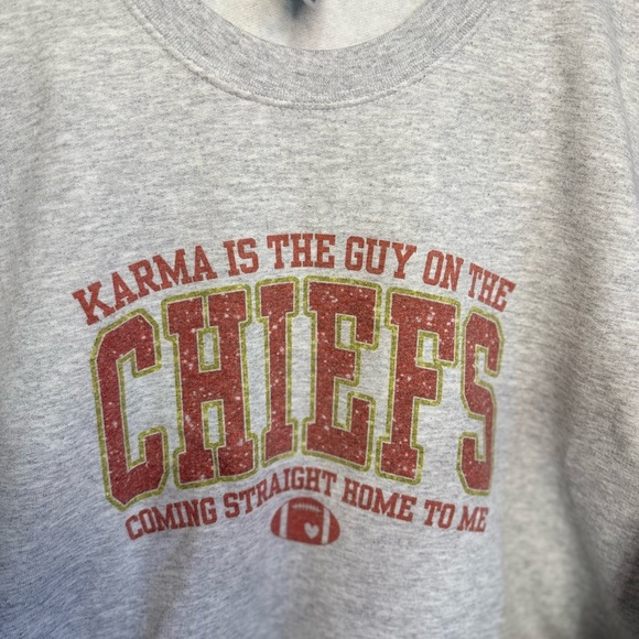 Gildan Gray  Kansas City Chiefs & Taylor Swift Crewneck Sweatshirt - Picture 2 of 3